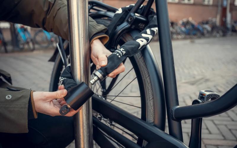 <p>AXA staat bekend om zijn betrouwbare en veilige fietssloten. Wij bieden sleutelservices voor alle AXA-producten, van AXA Defender U-slot tot AXA sloten met geïntegreerde alarmsystemen. Heb je een verloren sleutel? Of is je sleutel gebroken? Wij helpen je snel verder.</p>