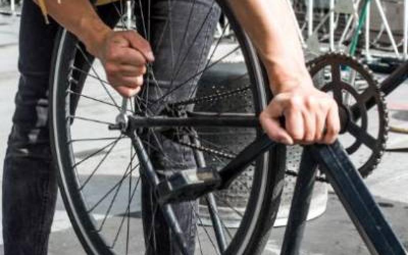 <p>Met fietslease gebruik je een fiets of e-bike tegen een vast bedrag per maand en voor een bepaalde looptijd. Kosten voor onderhoud, reparaties, verzekering en pechhulp zijn allemaal inbegrepen.<br />
je heeft keuze uit: Hellorider en Lease a bike.</p>
